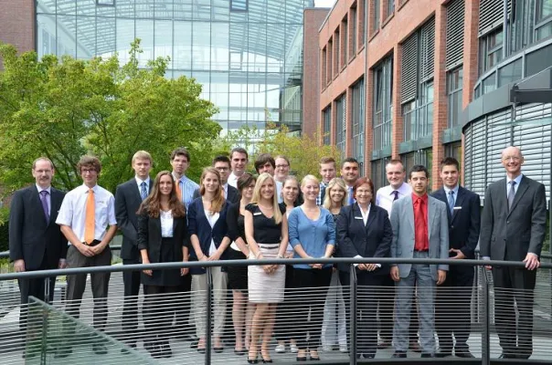 Bild: Auszubildende der Volksbank Mittelhessen erweitern ihren Horizont