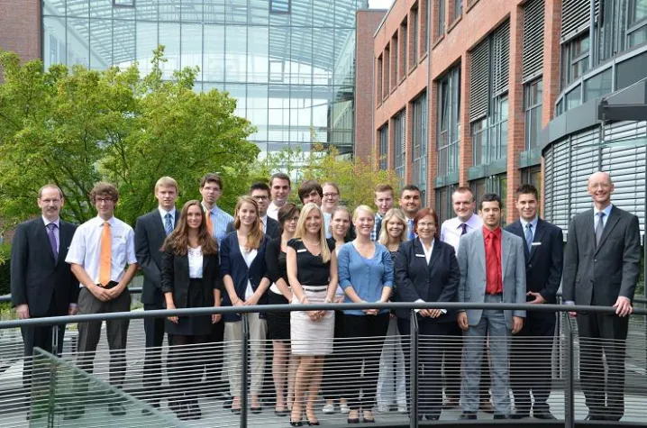 Bild: Auszubildende der Volksbank Mittelhessen erweitern ihren Horizont