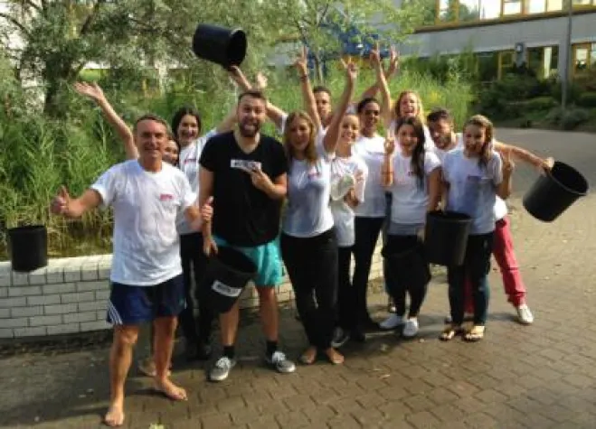 Ice Bucket Challenge: RPR1.Crew nimmt eiskalte Dusche für den guten Zweck Bild: Ice Bucket Challenge: RPR1.Crew nimmt eiskalte Dusche für den guten Zweck