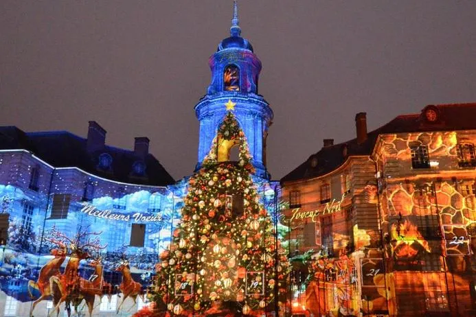 Advent in Rennes: Schnelle Beats, weihnachtliche Lichter-Shows und Würstchen in Crêpes Bild: Advent in Rennes: Schnelle Beats, weihnachtliche Lichter-Shows und Würstchen in Crêpes