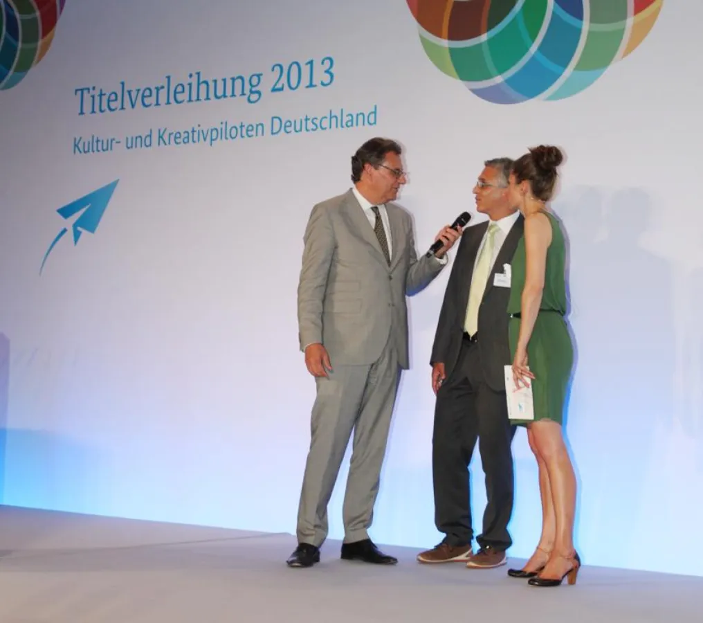 Oliver Götze wird für seine Geschäftsidee von Hans-Joachim Otto ausgezeichnet