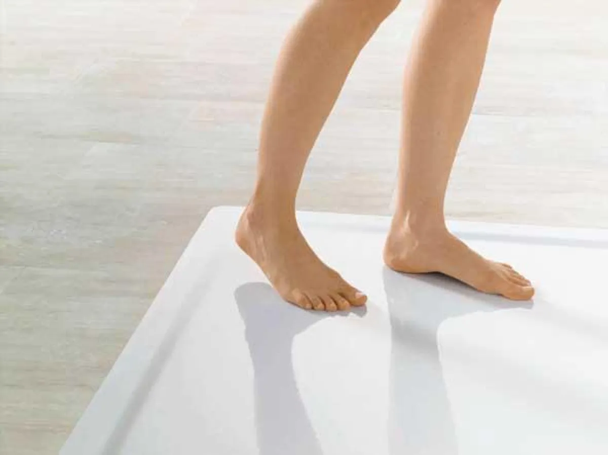 In einer vergleichenden Untersuchung der TÜV Produkt und Umwelt GmbH zwischen bodengleichen Duschen aus Kaldewei Stahl-Email und durchgefliesten Duschbereichen wurden den Kaldewei Modellen hervorragen