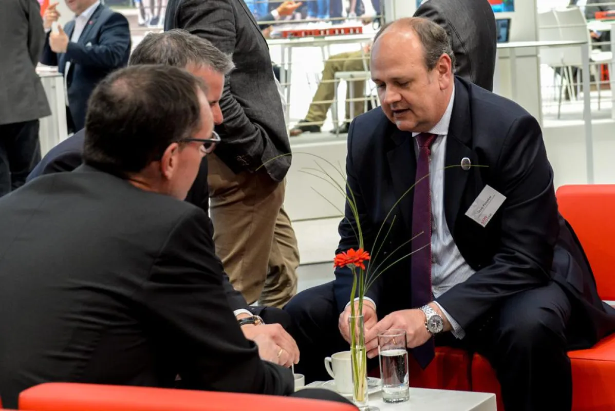 LogCoop-Geschäftsführer Mark Possekel (r.) berät Besucher auf der Messe persönlich. (Foto: LogC