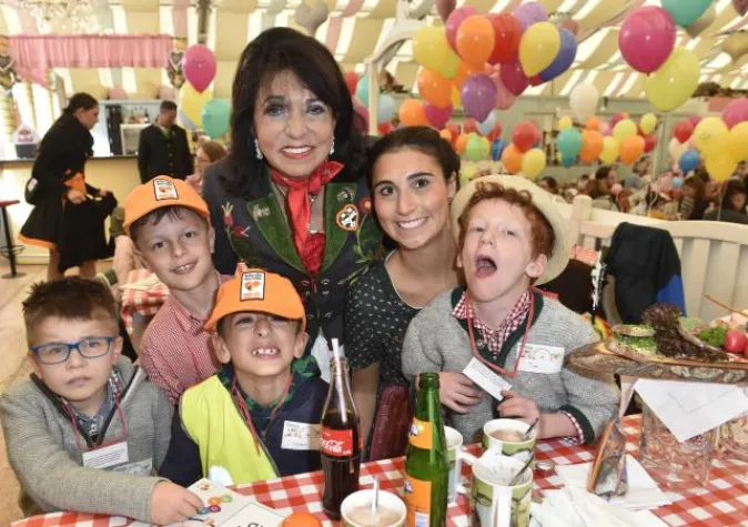 Bild: Regine Sixt schenkt 200 jungen Gästen einen wundervollen Tag auf der traditionellen Kinderwiesn