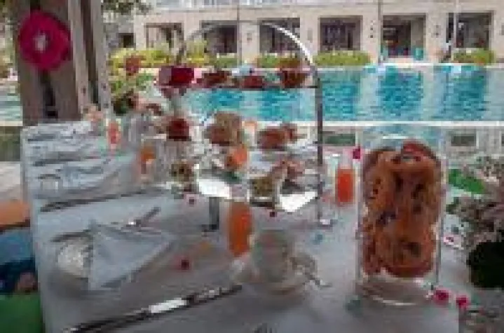 Bild: Exquisiter "Tiny Tea"  im The St. Regis Mauritius Resort