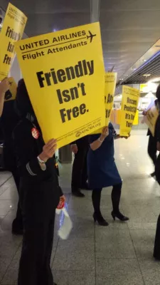 Bild: Erfolgreicher Auftakt weltweiter United Airlines Flugbegleiter Proteste für gemeinsamen Tarifvertrag
