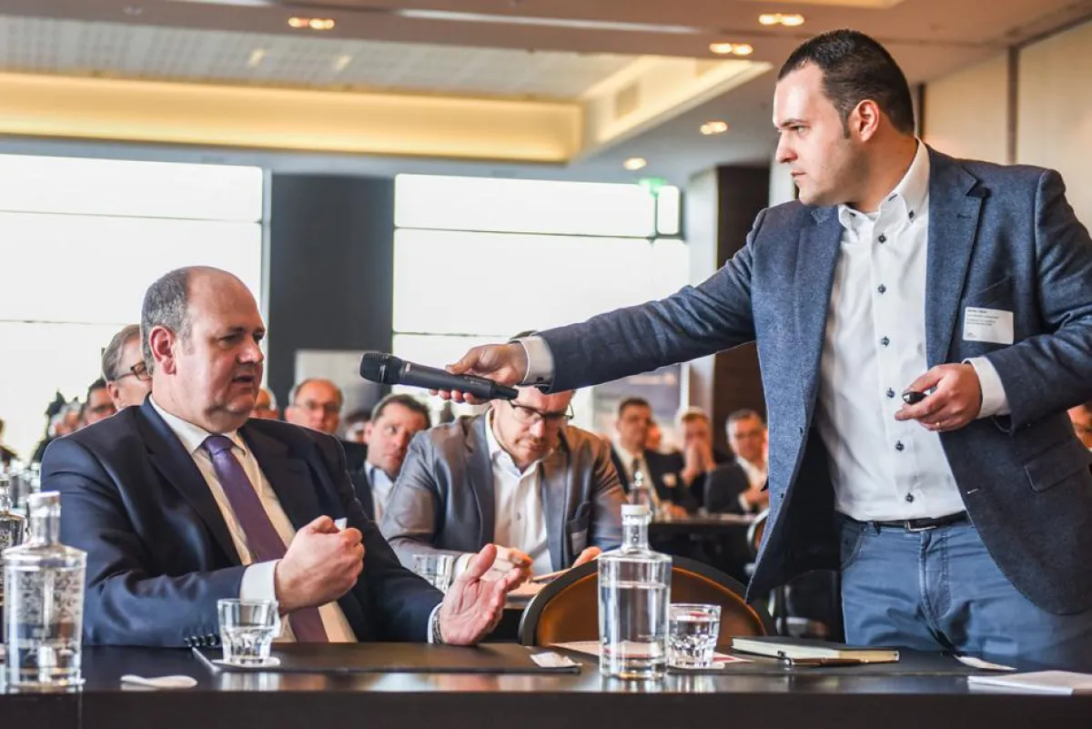 Prof. Dr. Iskan (r.) und Mark Possekel (l.) beim 2. Innovationstag von LogCoop. (Foto: LogCoop)