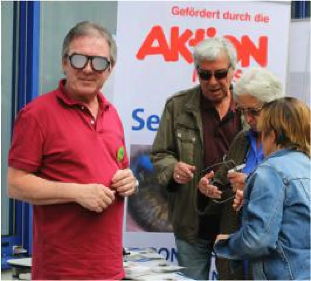 Familie Zühlke (M.) demonstriert die Simualtionsbrillen