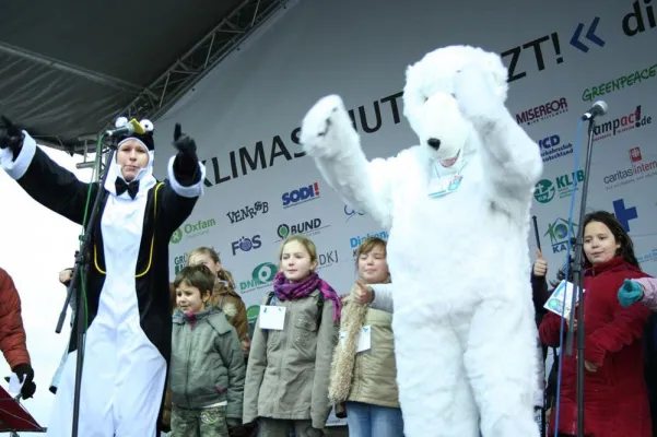 Bild: Eisbär, Dr. Ping, die kleinen Helden und Reinhard Horn beim Klima – Aktionstag