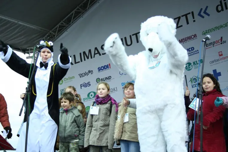 Bild: Eisbär, Dr. Ping, die kleinen Helden und Reinhard Horn beim Klima – Aktionstag