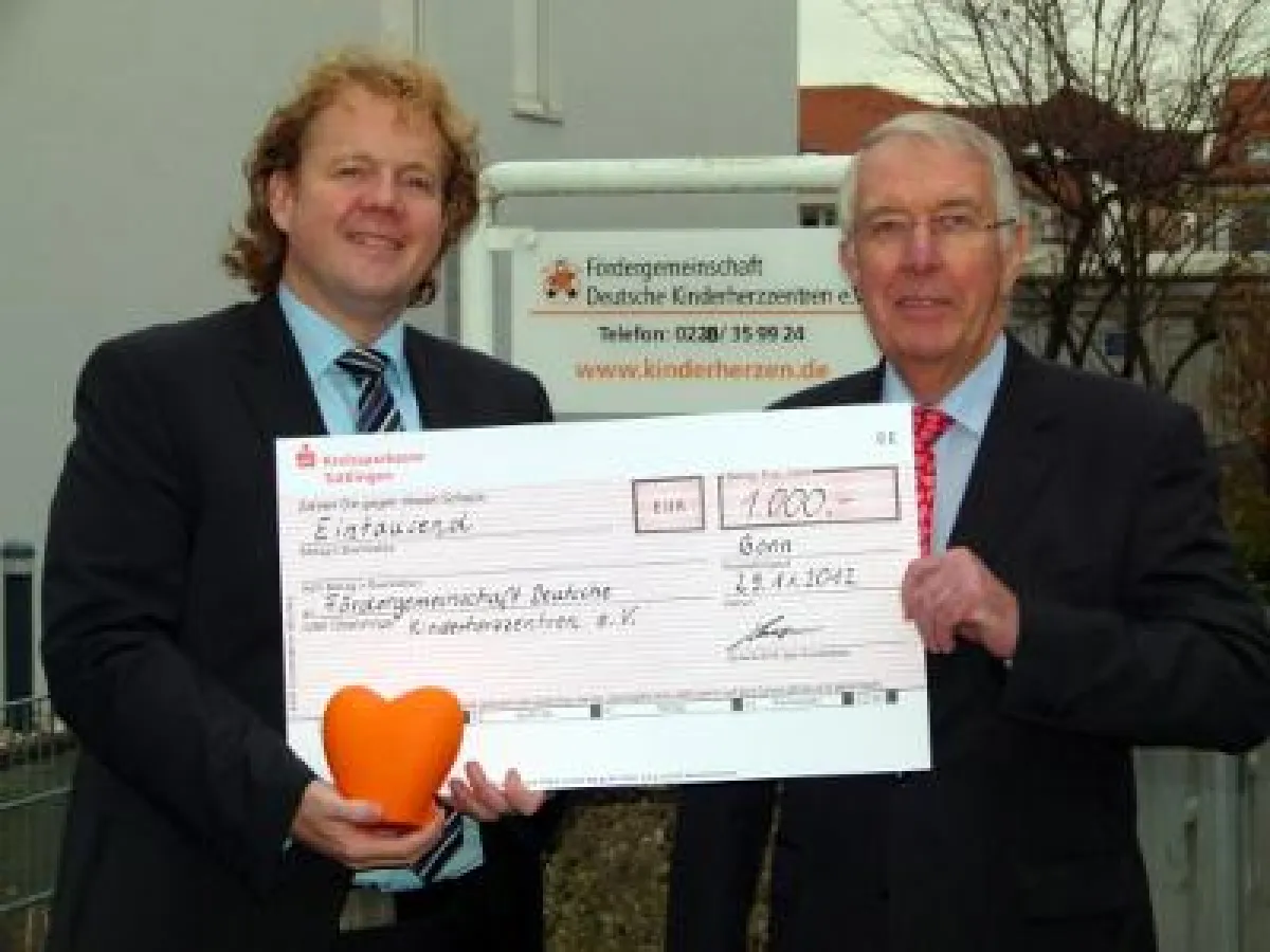 Übergabe Spendenscheck: Geschäftsführer Olaf Langhardt überreichte im Namen von Congenii den Spenden