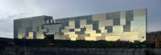 Bild: Ein Gebäude, viele Gesichter