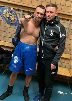 Bild: Asklepios Orthopädische Klinik Lindenlohe: Chefarzt der Sportklinik betreut den neuen Box-Europameister