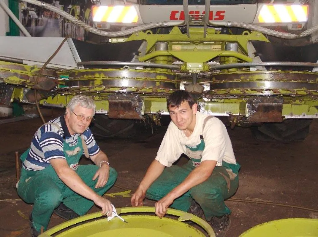 Im Februar 2009 lernt der 19-jährige Torsten Wolf (rechts) aus Zabelsdorf, Landkreis Oberhavel, bei der KFL GmbH Löwenberg aus. Jürgen Schneider, seit 35 Jahren im Unternehmen tätig, steht den jungen