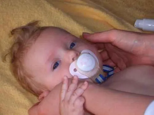Bild: Baby-Wellness Massage nach der Schweizer Methode Ernst Crameri