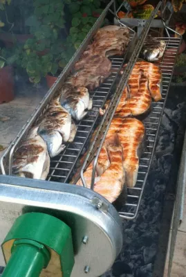 Bild: Der Automatic BBQ: Der erste Holzkohlegrill der Grillspezialitäten automatisch wendet