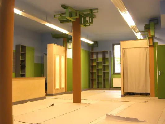 Bild: Eine kreative Raumgestaltung - Künstler Sebastian Bieler im Outdoorshop "Naus"