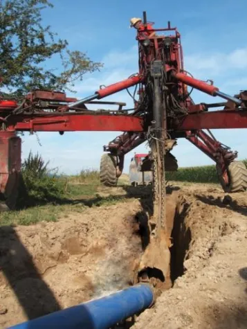 Mennicke zieht Wasserleitung im Eiltempo mit Raketenpflug ein Bild: Mennicke zieht Wasserleitung im Eiltempo mit Raketenpflug ein