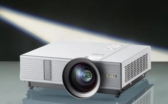 Bild: EIKI LC-XIP2600 - Interaktives Whiteboard und Projektor in einem.