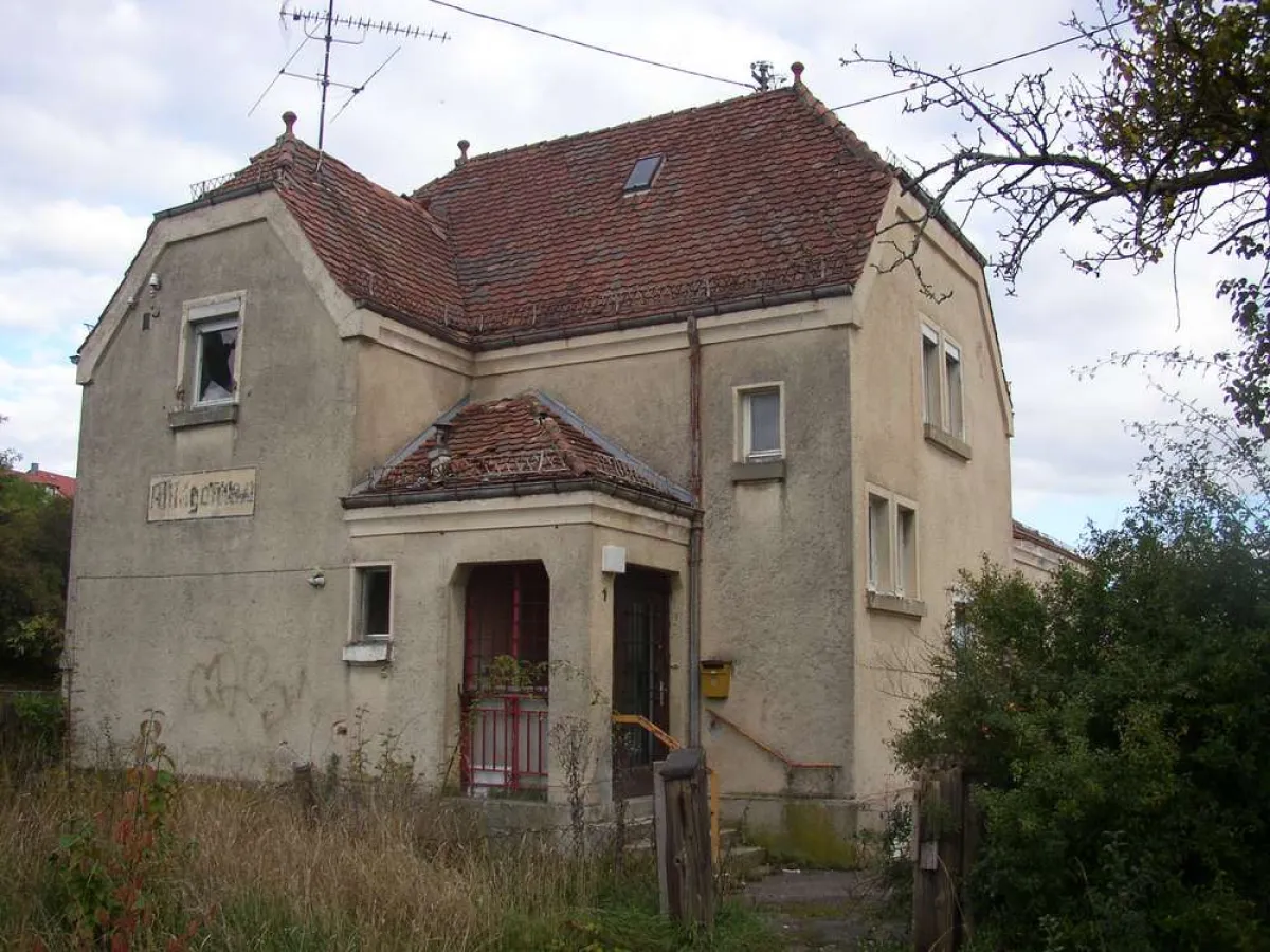 Wer, wie die Besitzer dieser Immobilie, nicht kontinuierlich in sei Eigentum investiert, bekommt schließlich sehr viel zu tun, um dem Gebäude seine jugendliche Schönheit zurückzugeben und es wieder zu