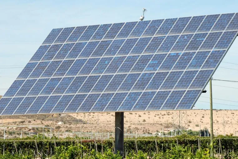 Bild: Steigerung des Energieertrags durch astronomische Nachführsteuerung bei Photovoltaik-Modulen