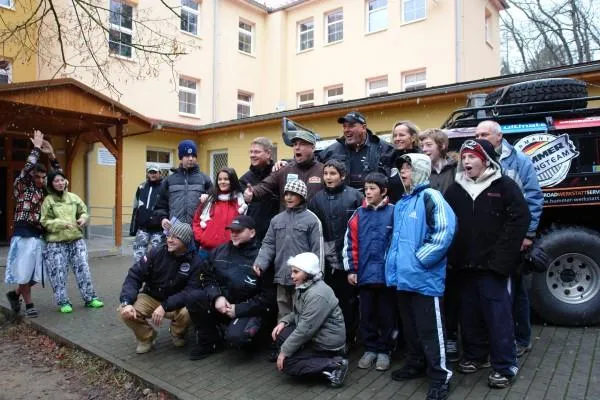 Bild: U. Zirbes und seine Hummerfreunde schenken Waisenkinder ein Erlebniswochenende