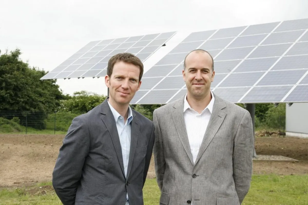 Björn Kemper (links) und Alexander Lenfers vor Nachführsystemen vom Typ KemTRACK
