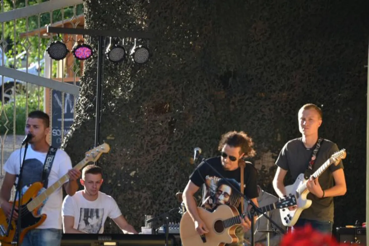 Die Coverband Tschau Jonny! sorgt für gute Hoffeststimmung.