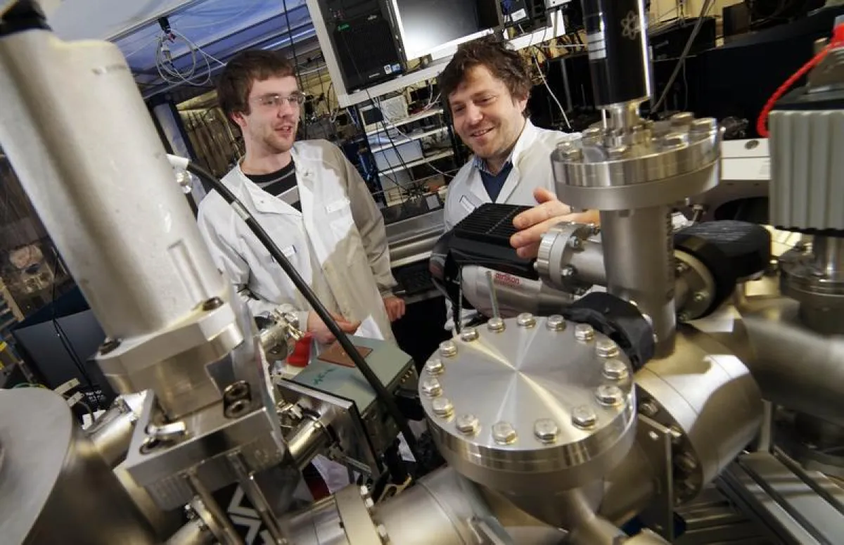 Dr. Slawomir Skruszewicz (r.) und Doktorand Johann Jakob Abel von der Uni Jena diskutieren im Labor, wie die neue Strahlungsquelle in der Optischen Kohärenztomografie eingesetzt werden kann. (Foto: Ja