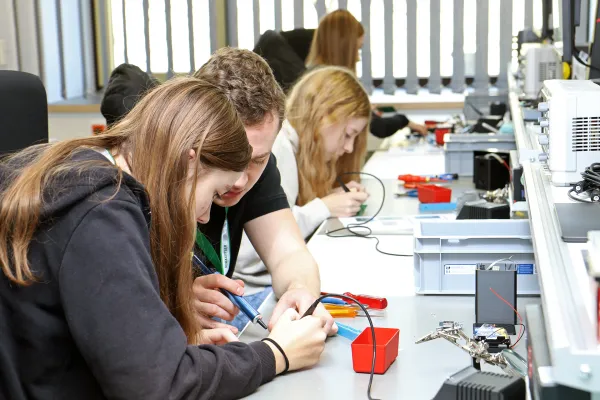 TecGirls‘ Day an der THWS: Zum 25. Mal erobern Schülerinnen den Campus Bild: TecGirls‘ Day an der THWS: Zum 25. Mal erobern Schülerinnen den Campus