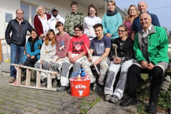 Bild: Azubis renovieren inklusives Ferienhaus