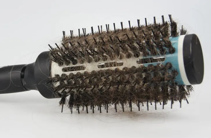 Wenn bei starkerm Haarausfall eine Glatzenbildung droht Bild: Wenn bei starkerm Haarausfall eine Glatzenbildung droht