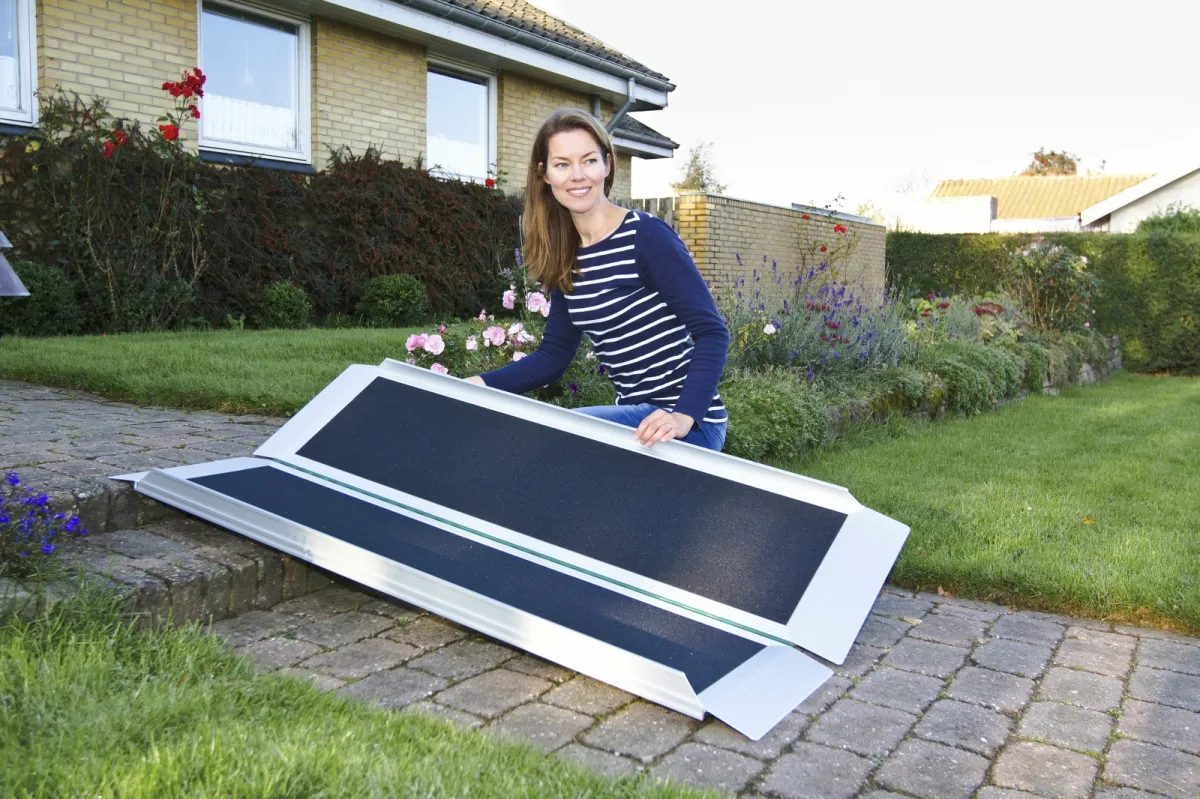 Eine tragbare Rollstuhlrampe ermöglicht die temporäre Überbrückung von Stufen und Absätzen.