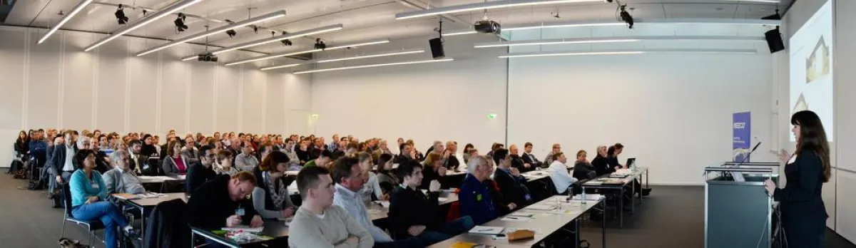 Julia Hüsgen stellt das Counter Entropy House dem interessierten Fachpublikum vor