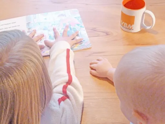 Klischees gut verpackt unterm Weihnachtsbaum Bild: Klischees gut verpackt unterm Weihnachtsbaum