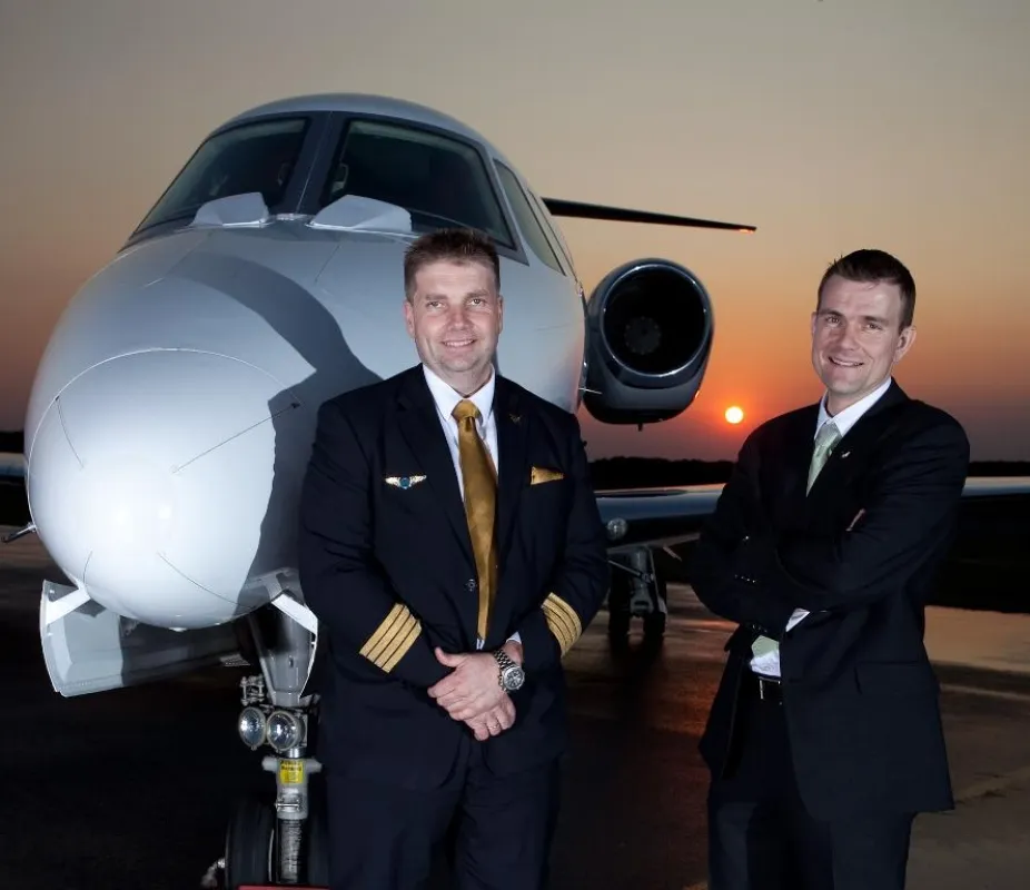Flugkapitäne aus Leidenschaft: Dr. Ing. Dirk Bruse (links) und Joachim Krüger (rechts) betreiben die Luftverkehrsgesellschaft Fair