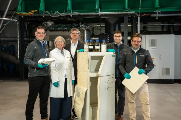 Bild: Pyrolyse Pilotanlage für das Recycling von Polyurethan-Abfällen