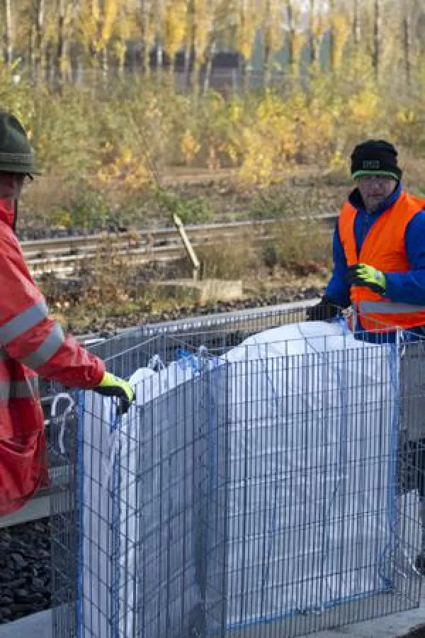 Betafence Soundblock: die Körbe mit Geotextilsäcken und Spirale sind bereits  vormontiert.