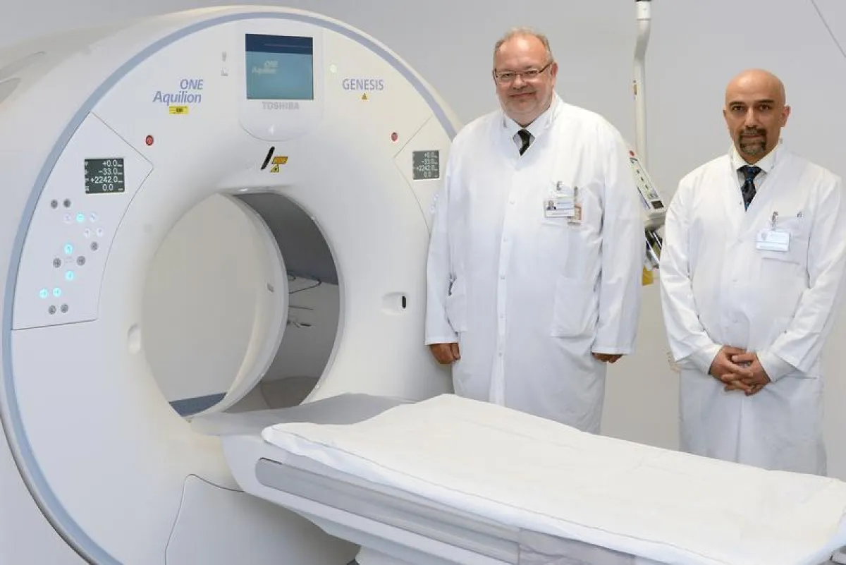 Schnellere, präzisere, sichere und schonende Diagnose: Prof. Dr. Wolfgang Burchert und Oberarzt Mohammad Rafi Mozafari mit dem modernsten Volumen-Computertomographen Deutschlands ((Armin Kühn).)