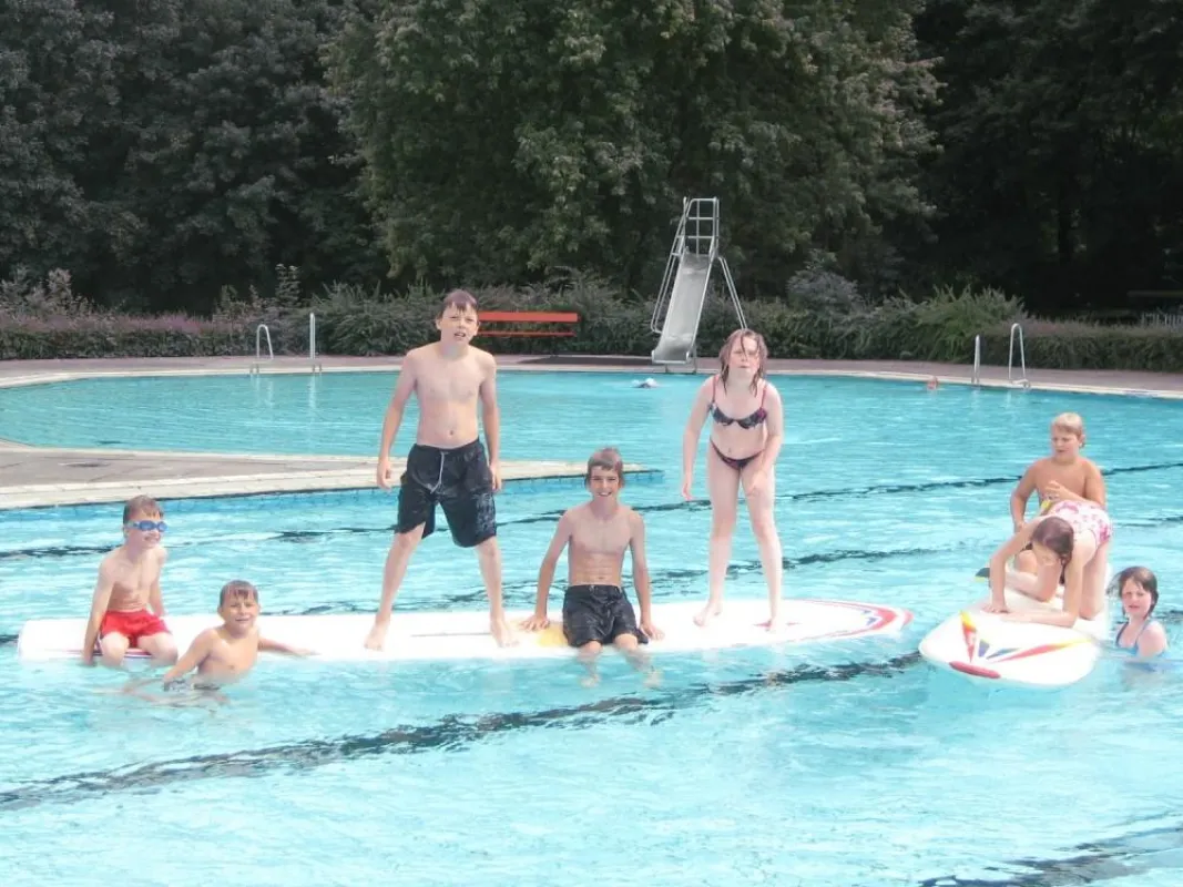 Surfbrett-Spiele unter Aufsicht des Sportlichen Leiters Schwimmen Manfred Schild
