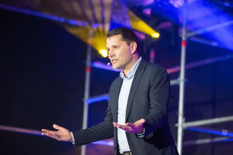 Bild: KI spart Zeit - doch oft entsteht mehr Druck: Oliver Winter erhält Excellence Award beim Speaker Slam