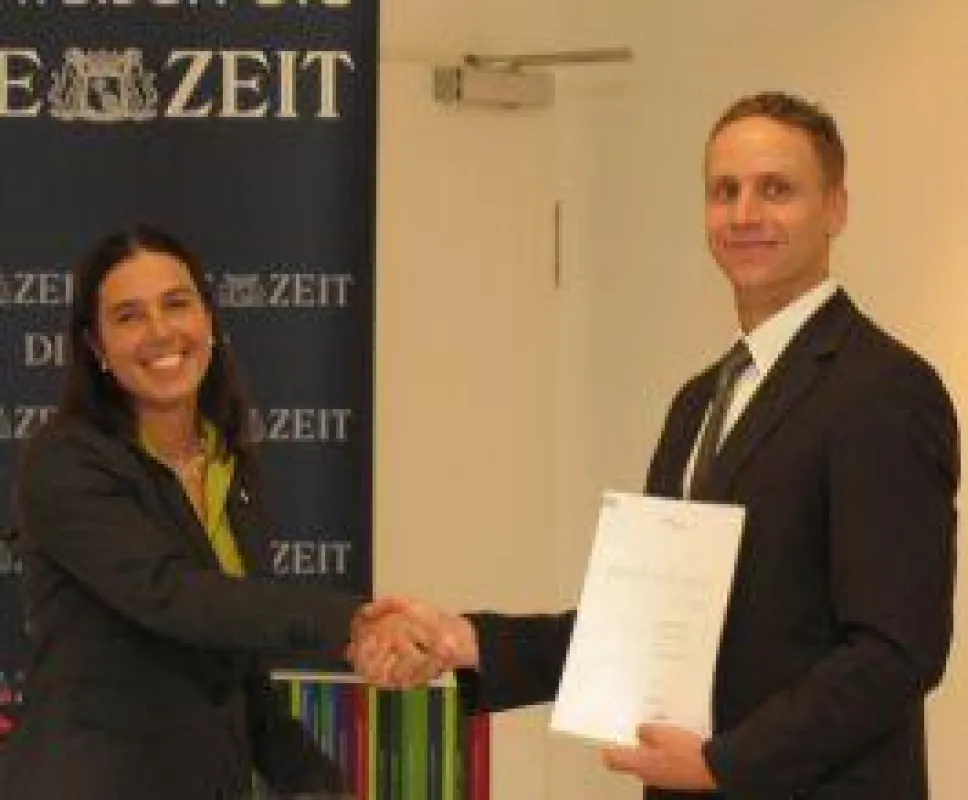 Prof. Dr. Gardenia Alonso gratuliert Daniel Wittoesch zu seinem Preis