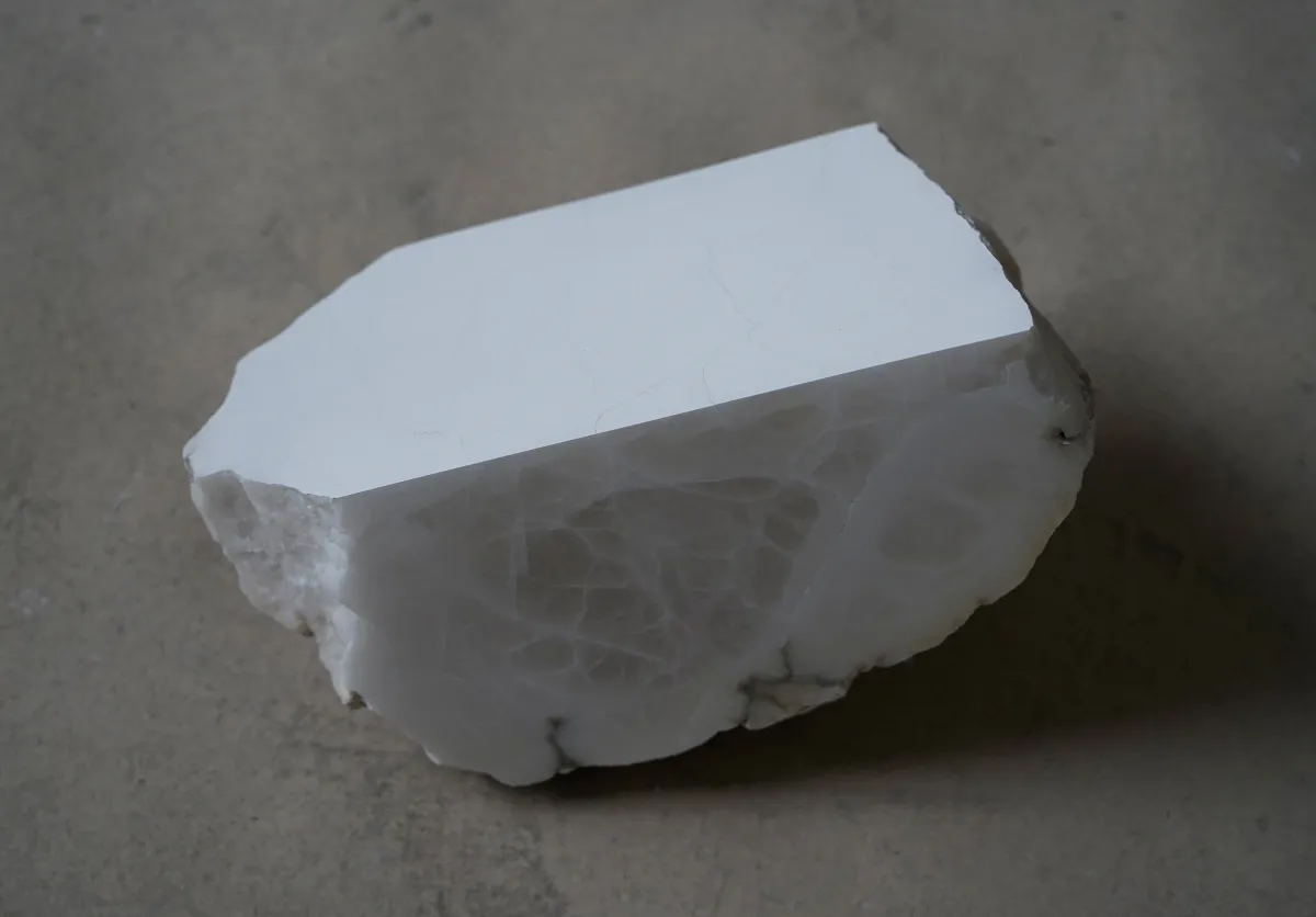 FOYER #1 // Alabaster (natürlicher Gipsstein), Oberfläche geflammt //  ca. 25 cm x 16 cm x 19 cm (© Hengesbach Gallery)