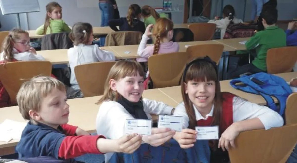 Kleine Studenten für einen Tag präsentieren Ihren accadis-Studentenausweis bei der Kinder-Hochschule