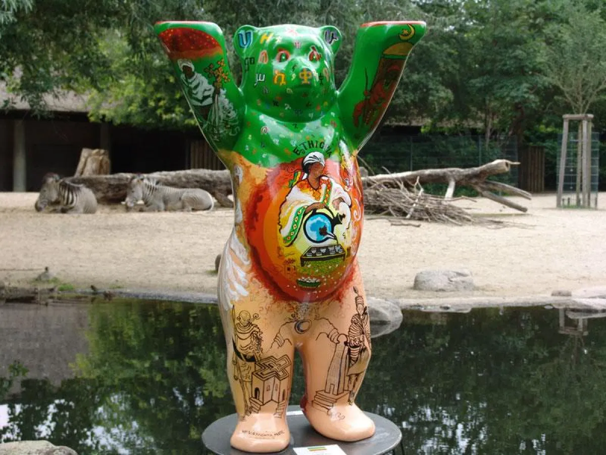 Internationale Künstler gestalteten je einen Buddy Bear für Ihr Heimatland. Foto: Buddy Bear Berlin GmbH