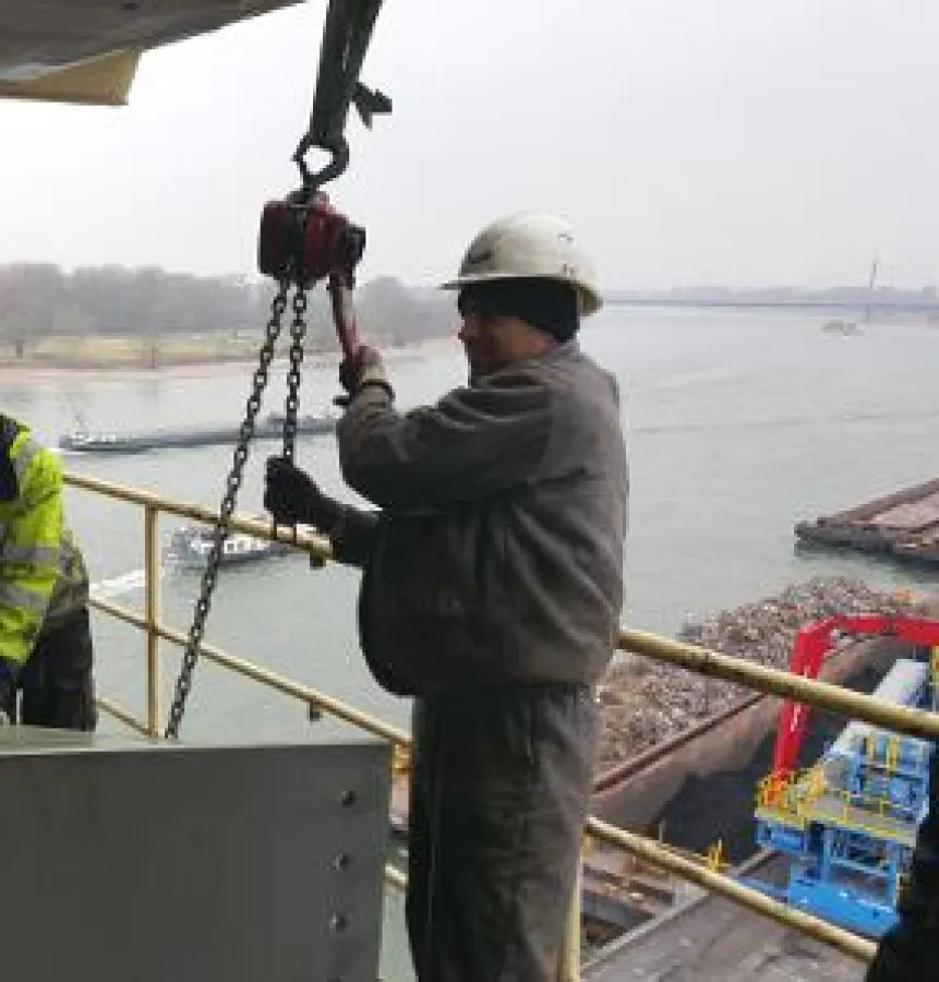 Montage in luftiger Höhe am Schiffsentlader Kurt