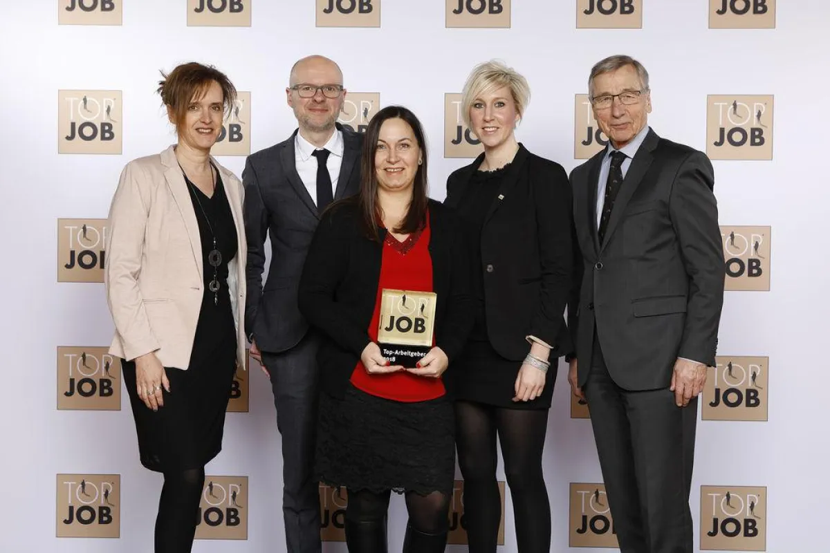 Die TOP JOB Auszeichnung wird der GIS AG von Wolfgang Clement überreicht