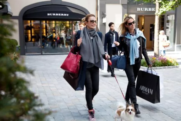 Bild: Designer Outlet Roermond läutet die Weihnachtszeit mit Accessoire-Shopping & niederländischen Traditionen ein