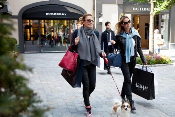 Bild: Designer Outlet Roermond läutet die Weihnachtszeit mit Accessoire-Shopping & niederländischen Traditionen ein