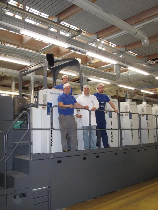 MAN Roland 708 PLV: Ökonomisch & ökologisch topp! Bild-Mitte: CTO Johannes Knapp, Drucker-Team.
